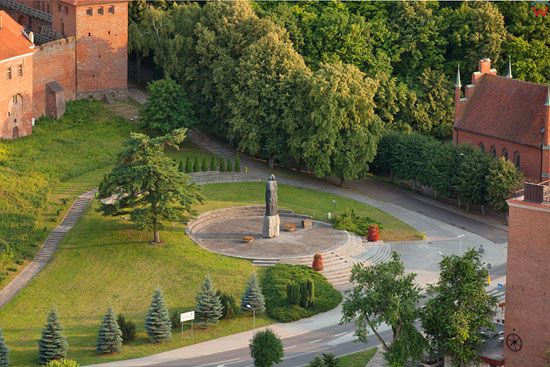 Frombork - pomnik Kopernika przed Wgorzem Katedralnym. EU, Pl, Warm-Maz. LOTNICZE.